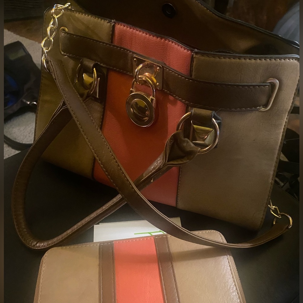 I have for sale a hand bag and wallet from dress barn